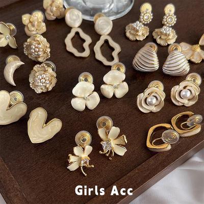 French Retro Camellia Ear Clips: Fashionable, No-Piercing Earrings, High-Grade Design, Ideal for Commuting.