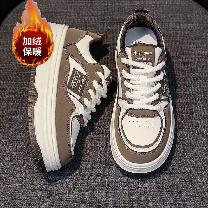 Fleece zwart-witte panda schoenen veelzijdige ins trendy schoenen 2025 herfst en winter nieuwe kleine witte schoenen verhogende casual sport board schoenen