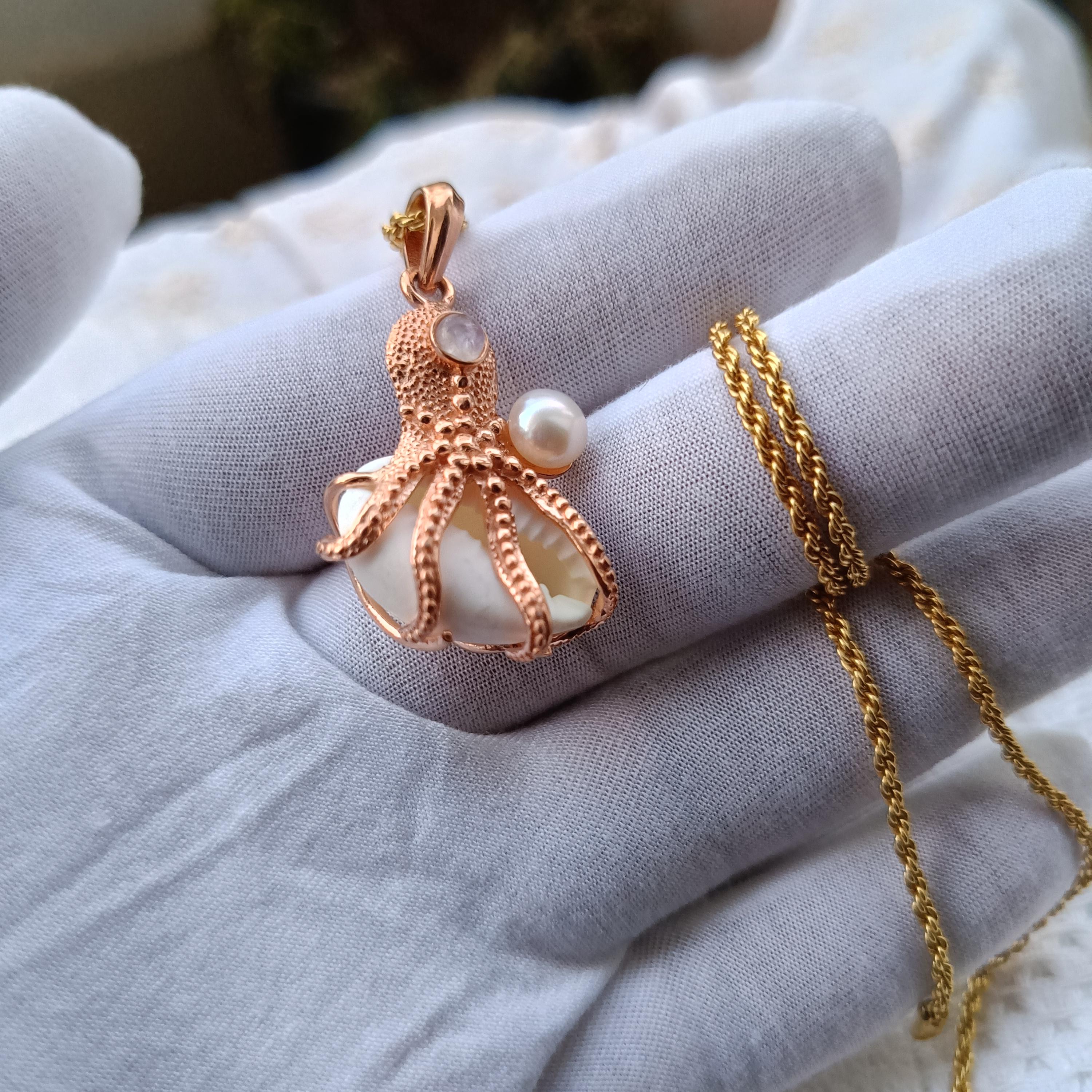 

Octopus Cowrie Shell Pendent ,Handmade Octopus Pearl Pendent ,Moonstone Octopus Cowrie Shell Pendent ,Rose Gold Octopus Necklace/ mom Gift 20MM рожевий колір золота