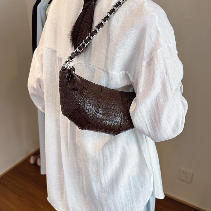 Premium texture bag women's summer new niche design messenger horn bag net versatile dumplings