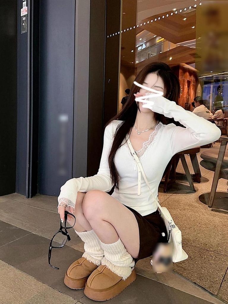 Women's Pure Desire Lace Patchwork V-Neck Slim Fit Long Sleeve Top for Autumn/Winter