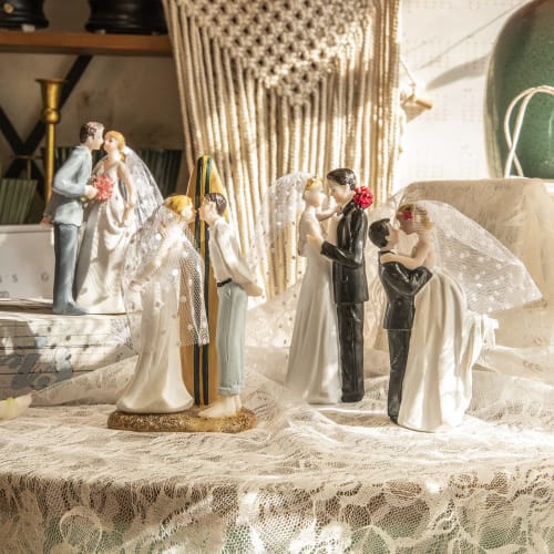 Modern Wedding Cake Topper, Handmade Bride and Groom Figurine, Decorative Rustic Cake Topper for Wedding, Funny Couple Statue, Desk Decoration, Flying