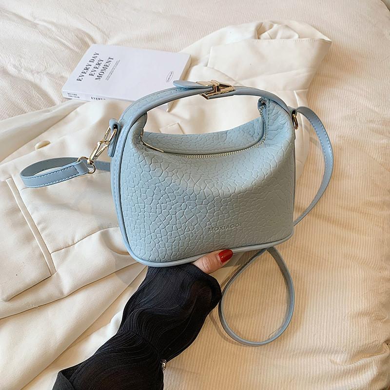 Unique Design Women s Handbag 2023 Summer New Lunch Box Cloud Bag синий