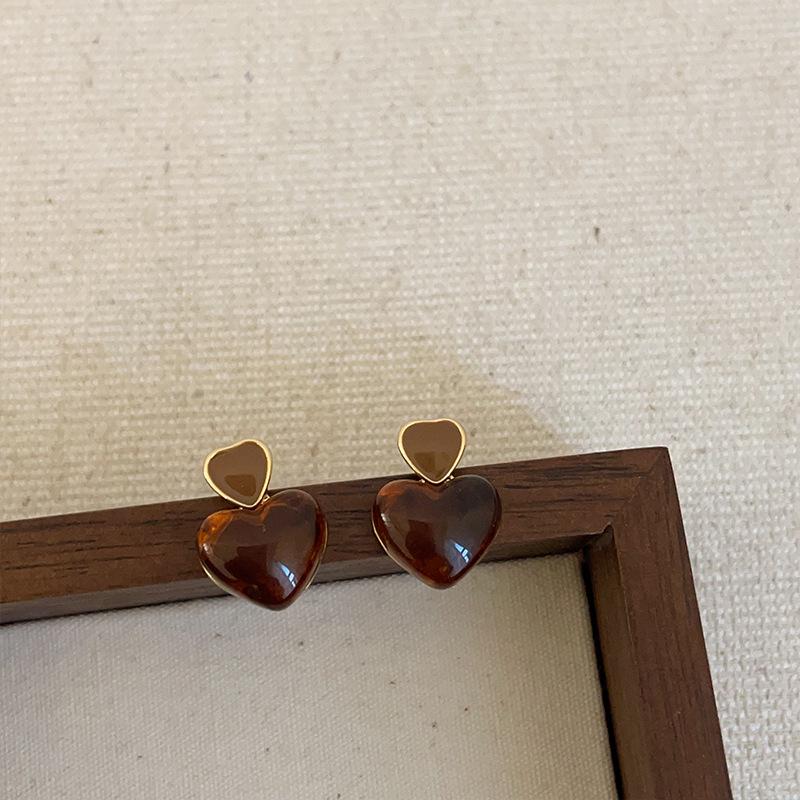 Exquisite Maelard Brown Resin Stud Earrings for Women: High-End, Fashionable, and Versatile Autumn/Winter Ear Accessories