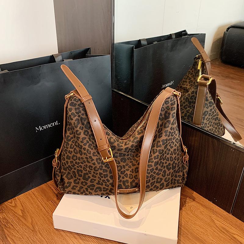 

Canvas bag women s 2025 new trendy fashion versatile class commuter tote bag large capacity shoulder messenger bag коричневий