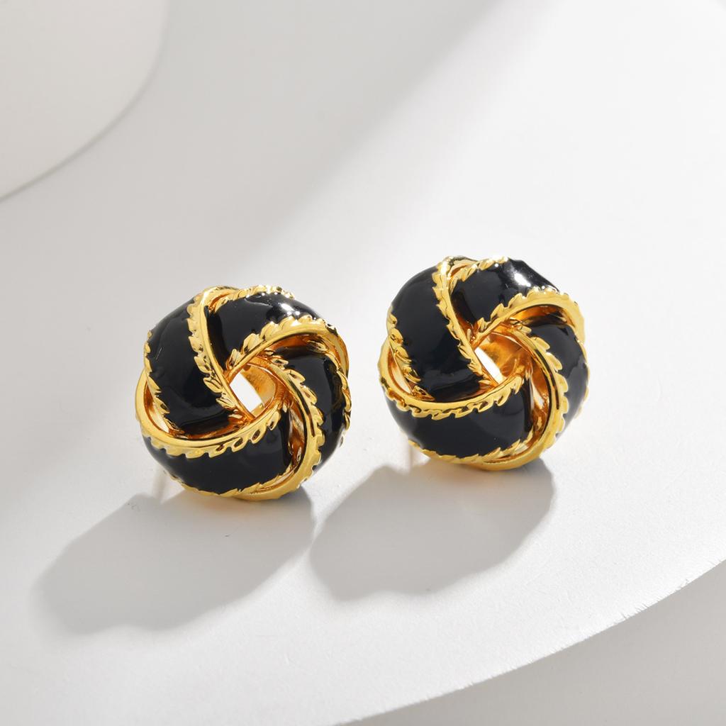 Light luxury high-end French retro concentric knot earrings design temperament versatile New Year's earrings autumn and winter earrings