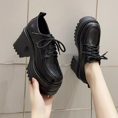 Sapatos femininos de sola grossa 2024, novos, cor sólida, estilo britânico, pequenos, sapatos de couro, sola de esponja, salto grosso, sapatos de couro