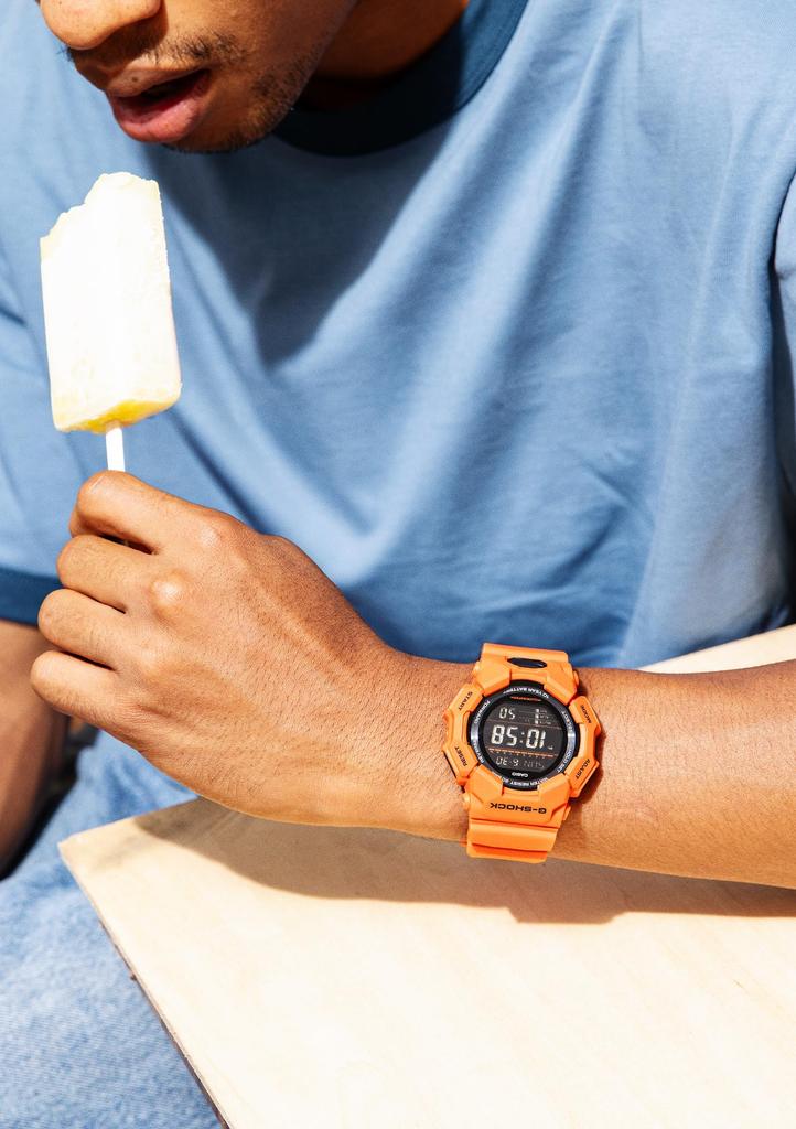 Montre Casio G-Shock (Produit officiel japonais) GD-010-4JF Montre Homme Orange avec Pile Longue Durée et Plastique Biomasse