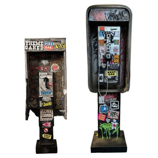 Miniature American Payphone Decoration 1/12 Scale Vintage Mini Graffiti Payphone Model Dollhouse Urban Street Phone Home Office Ornament