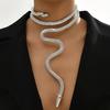 Ein silbern glänzendes, stilvolles, übertriebenes Choker-Halsband mit einem verstellbaren Kunstschlangenhautmuster, das eng am Hals anliegt