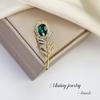 Nordic Chic Luxury Rhinestone Feather Brooch: Elegant Diamond-Studded Pin for Women's Coats and Blazers