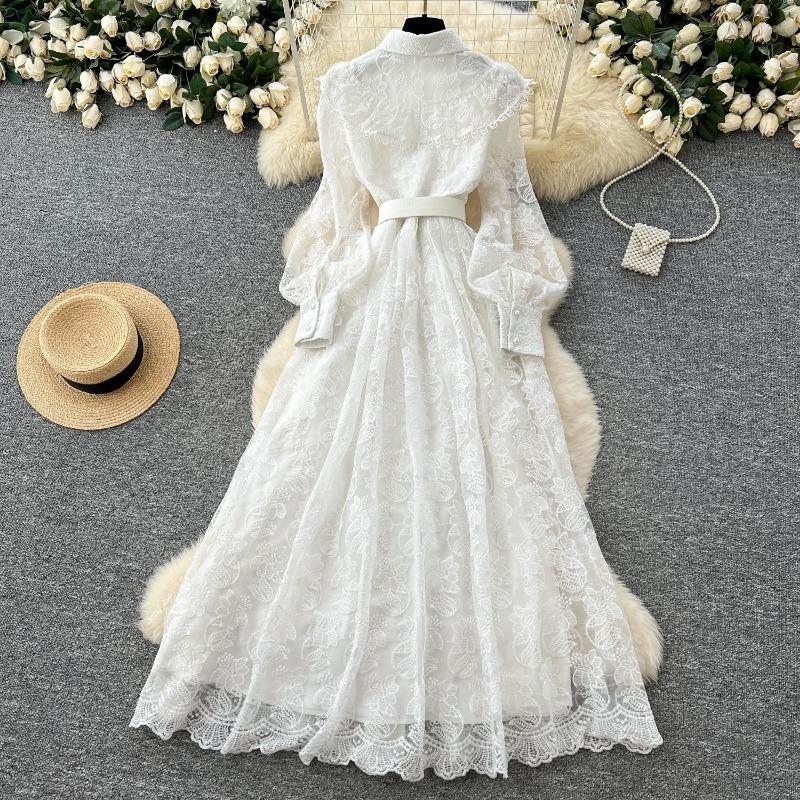 Aceasta este o rochie ușoară, luxoasă și de înaltă calitate, cu guler polo, pentru femei, cu un design unic și eteric de broderie din plasă de primăvară.