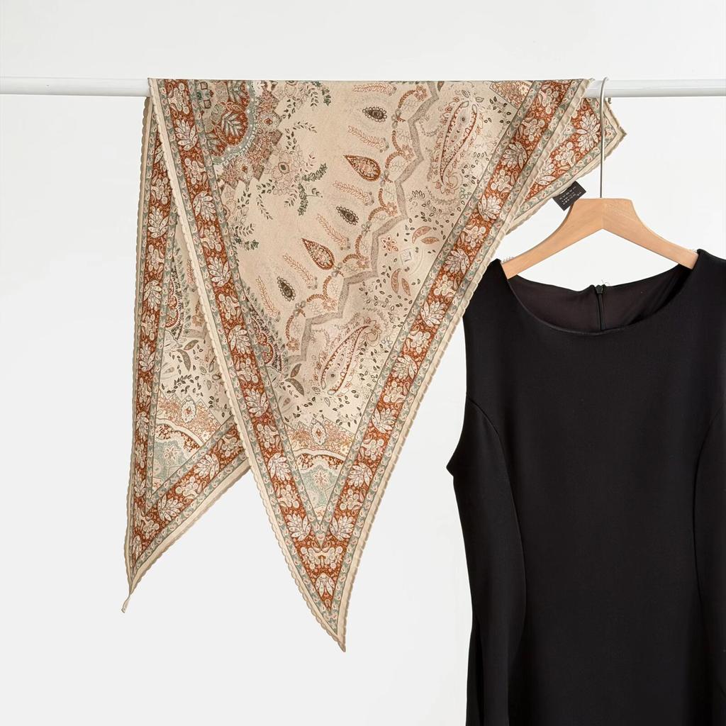Fashion new autumn and winter silk wool triangle towel collection women's warm retro mulberry silk shawl decorative shawl