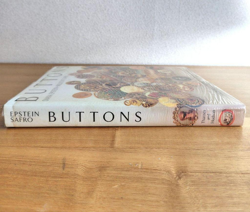 [USED] BUTTONS Foreign books