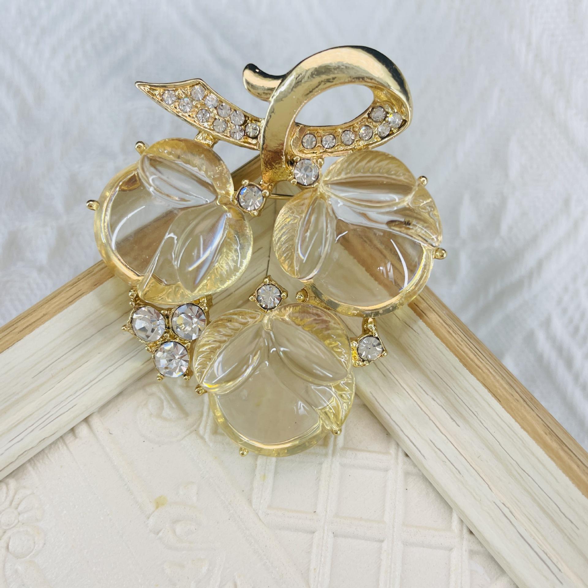 

Vintage Transparent Jellry Orchid Classic Metal Brooches For Women Men Palace Style Retro Plant Badges Unisex Suit Office Buckle