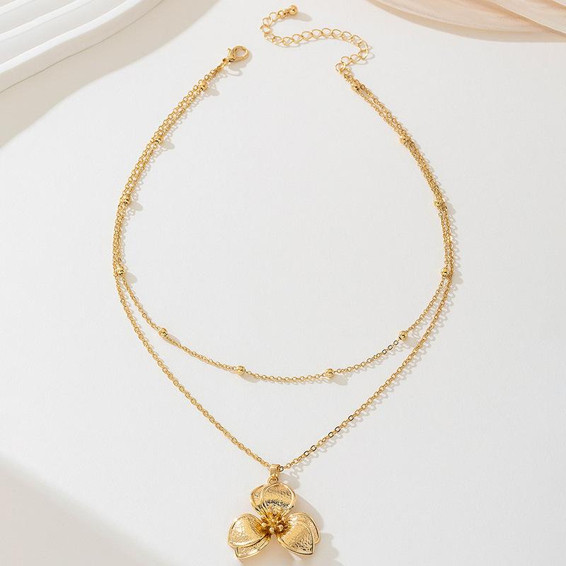 LATS New Fashion Metal Wrinkled Stereoscopic Flowers Pendant Necklace for Women Charm Temperament Clavicle Chain Party Jewelry