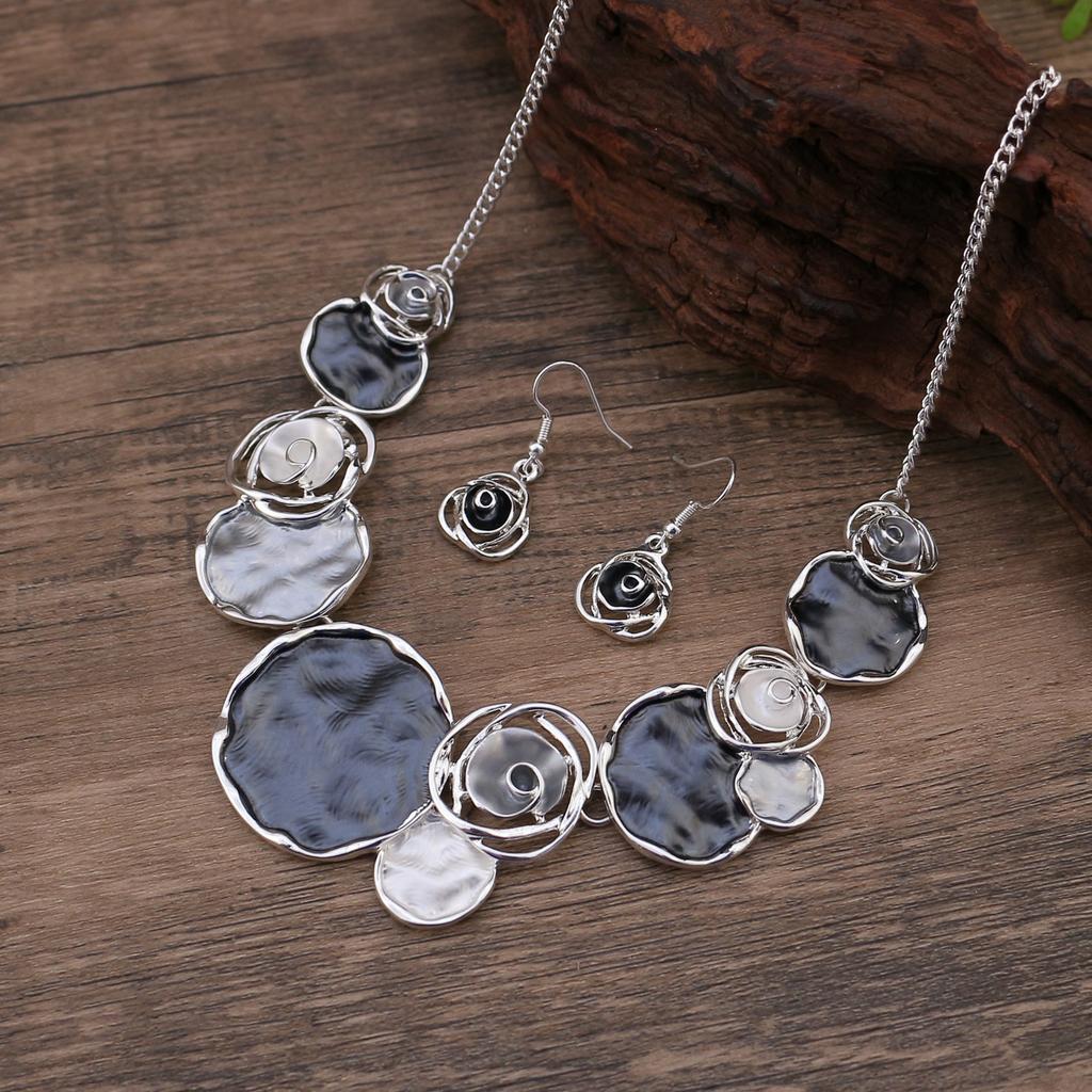 Pendentif long fleur géométrique creuse couleur émail, pendentif collier polyvalent en forme de cœur pour femme à sens élevé