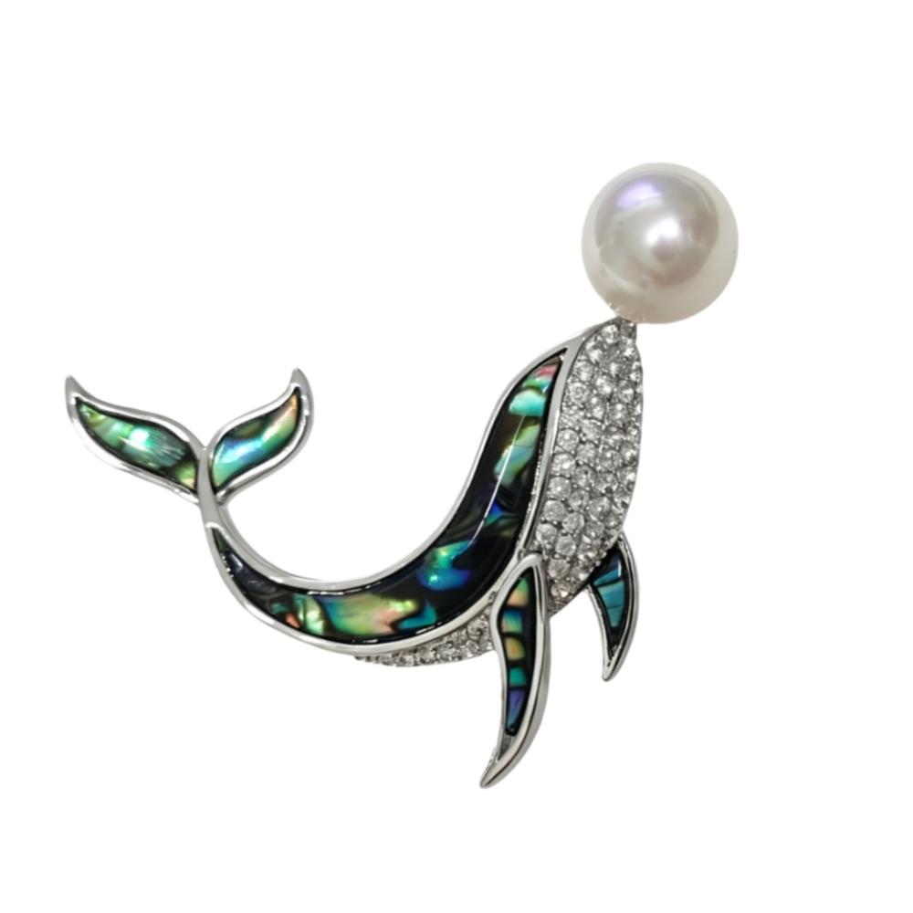Elegant natural freshwater pearl brooch, paired with natural mother of pearl. Whale shaped. серебряный
