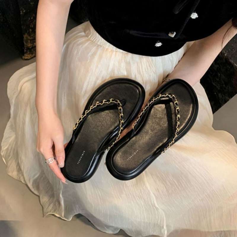 

Thick-soled cool slippers for women s summer wear 2025 new Xiaoxiangfeng chain flip-flops beach maternity sandals 35
