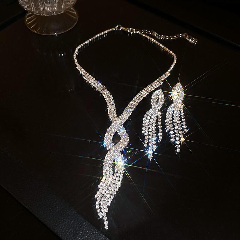 "High-End Luxury Drop Necklace and Earrings Set - European and American Niche Versatile Jewelry"