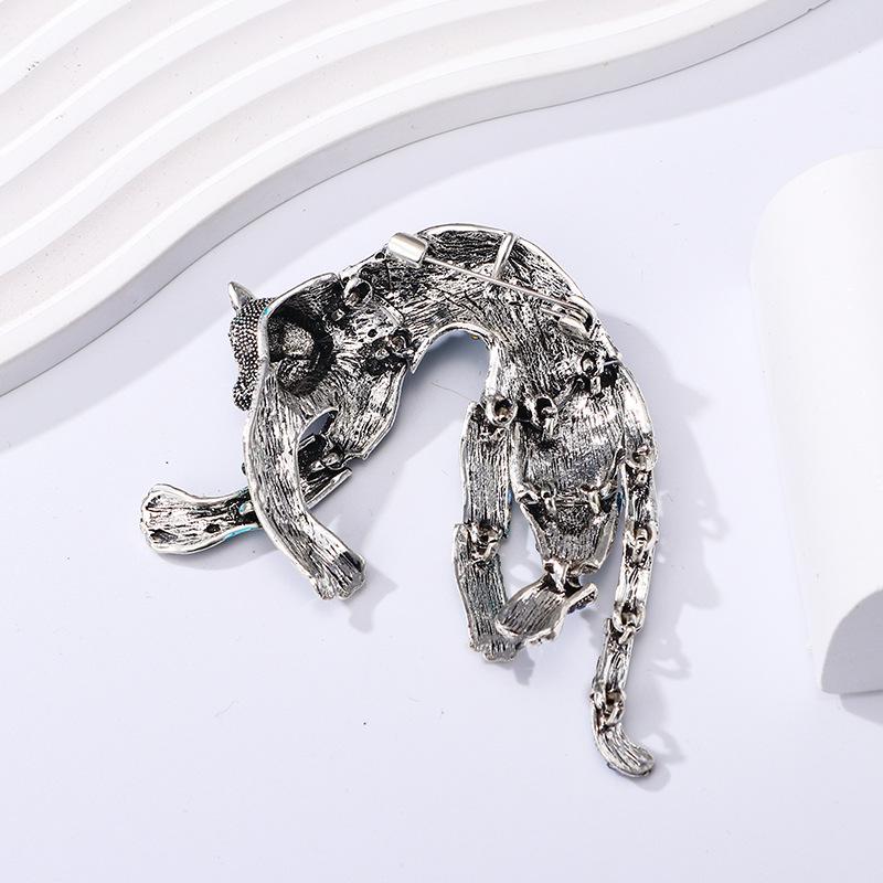 Retro Leopard Brooch for Men: Full Diamond Pin with European and American Flair