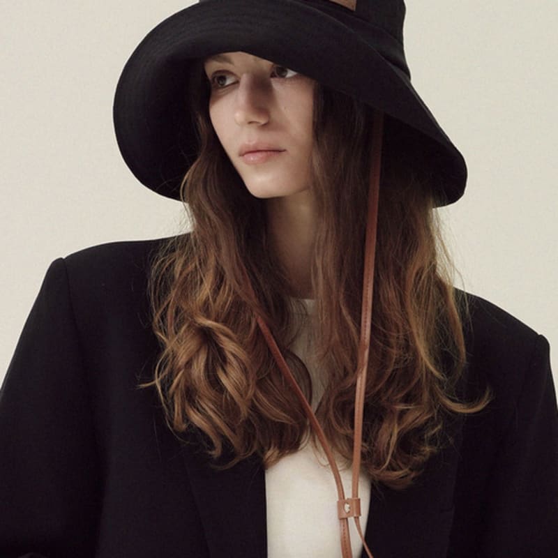 Marchen Objet wide leather strap bucket hat_3color