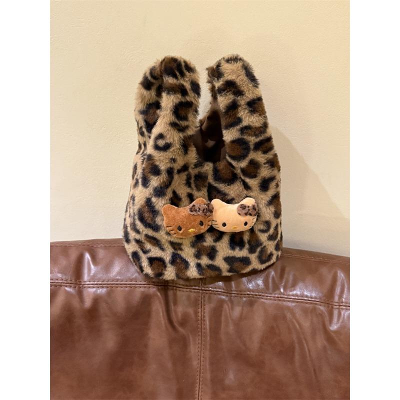 

Cartoon cute hand bag women s new spring and summer texture fluffy hand wrist bag versatile hair bag
