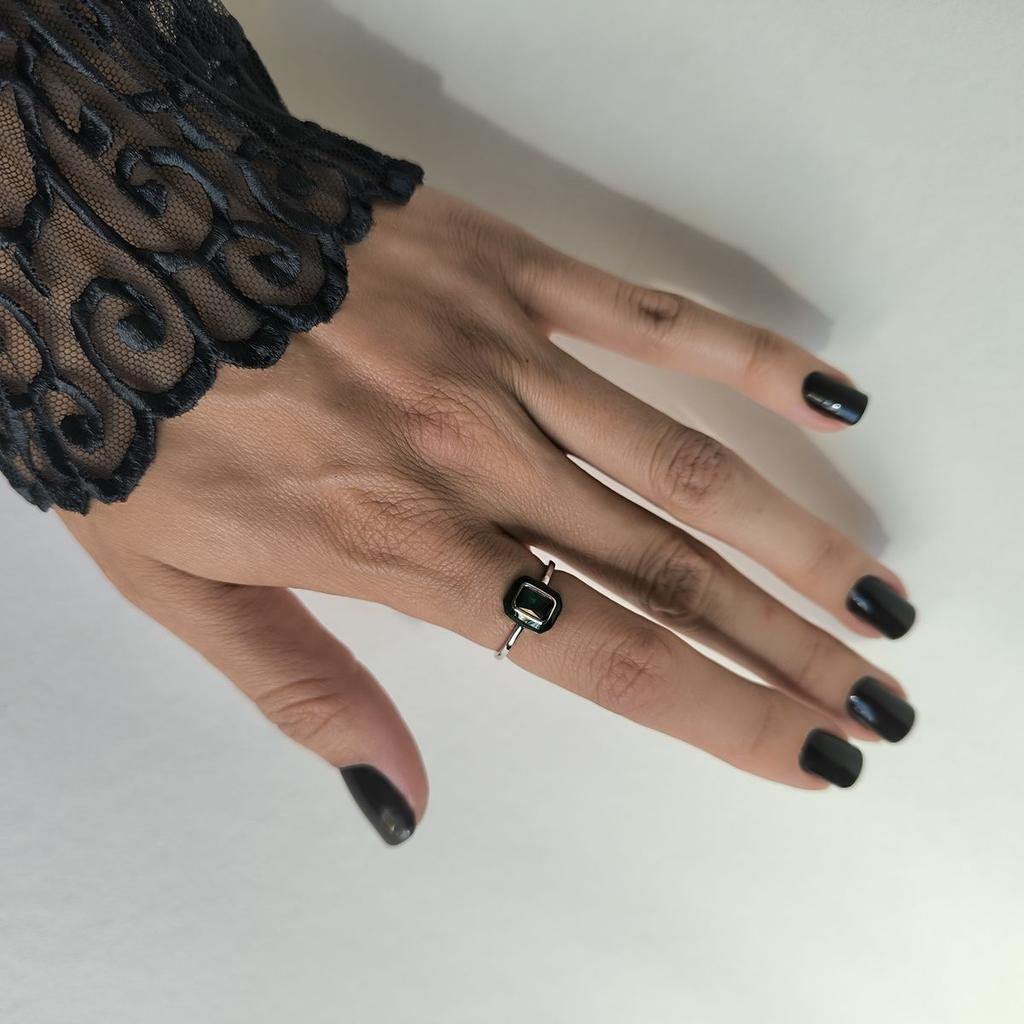 Серебряное кольцо с фианитами, емаллю, вес изделия 1,64 гр (60002237)