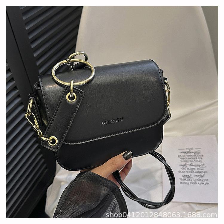 

2025 новая трендовая корейская версия в иностранном стиле маленькая квадратная сумка ins нишевый дизайн сумка-мессенджер простая для поездок на работу на плечо сумка для мобильного телефона чёрный