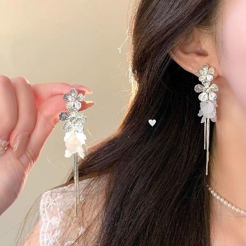 Banquet Protagonist Exquisite Daughter Flashing Zirconium Hollow Earrings Female Light Luxury Niche Exaggerated Earrings Temperament Unique Earrings