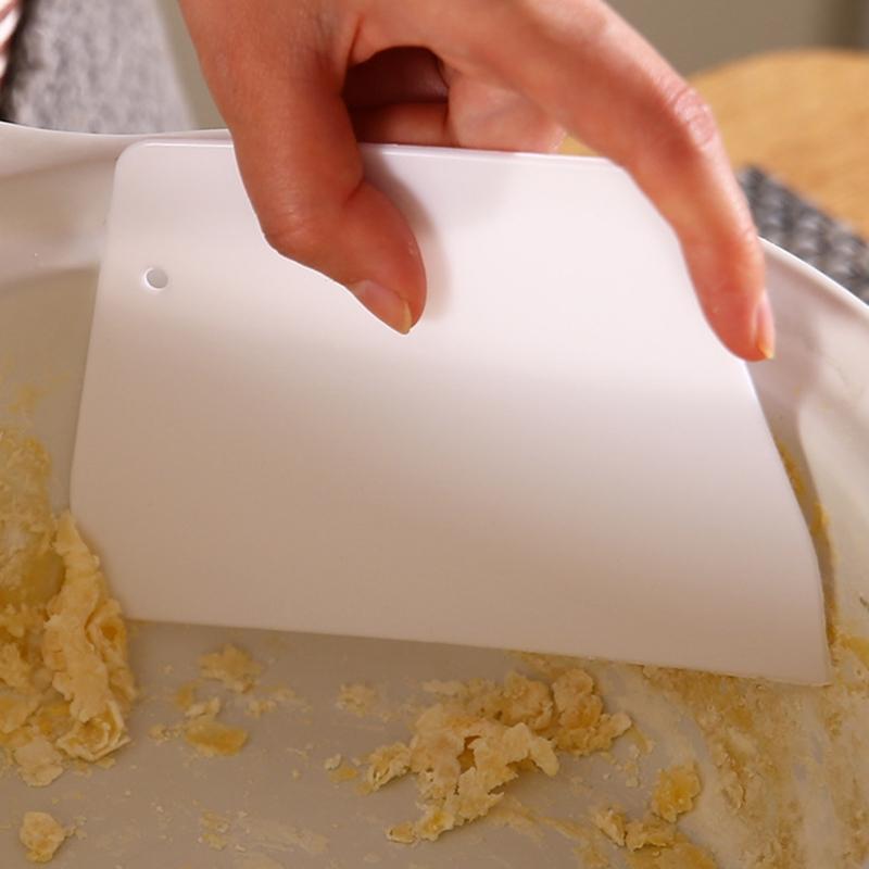 Plastic Flour Scrapers Scraper Baking Tools Dough Knife Cutters Flour Scraper Intestine Flour Scraper 2 Colors to Choose