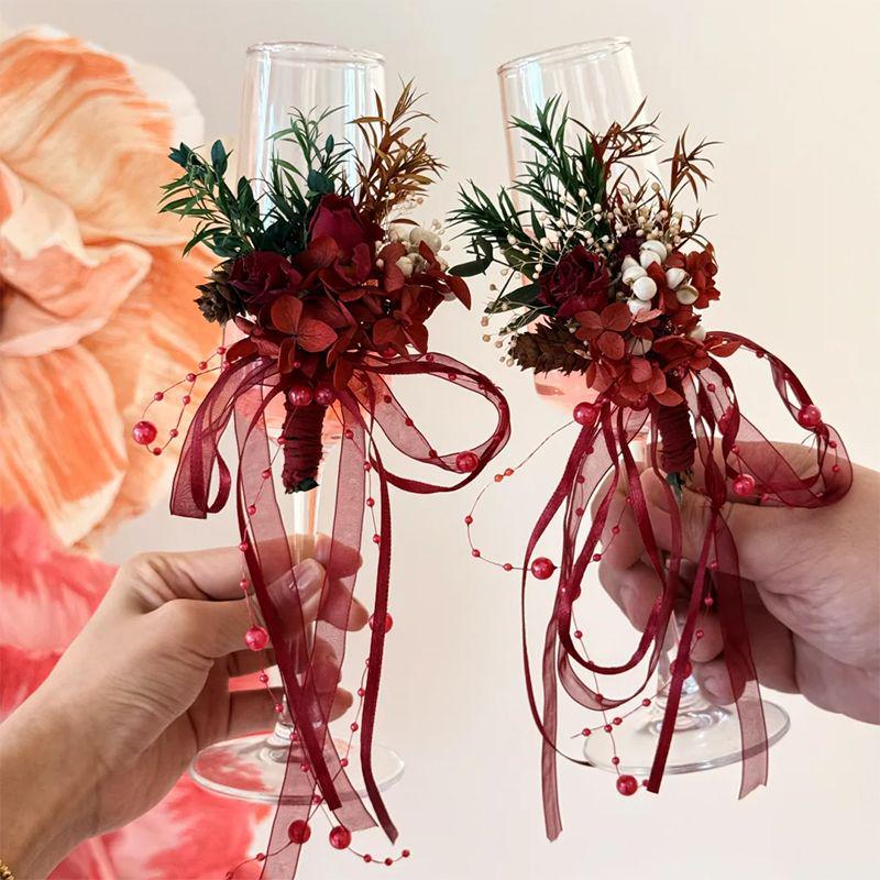 Elegantes Braut-Champagnerglas mit hohem Stiel und floralem Design für Hochzeits-Toasts