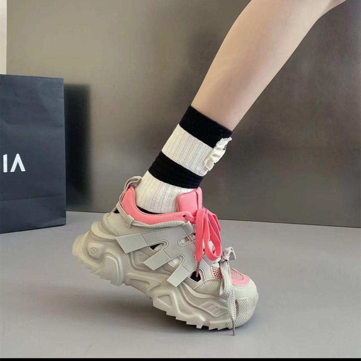 

Полые и дышащие туфли для папы для женщин. Новые модные модели для маленьких женщин. Универсальная спортивная и досуговая обувь на толстой подошве для женщин. 38