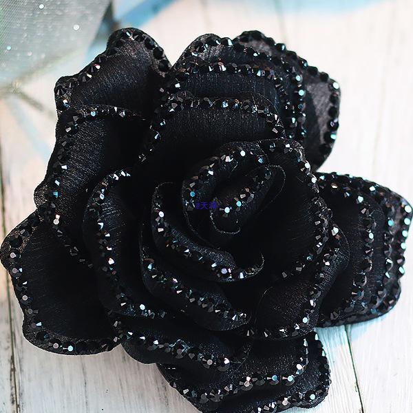 Set červených třpytivých květinových sponek do vlasů a náramku pro dívky na latinskoamerické tance