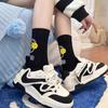 Dongdaemun Absatz Beflockte Gelbe Smiley Socken Herbst Schwarz-Weiß Alphabet Socken Reine Baumwolle Mittellange Socken