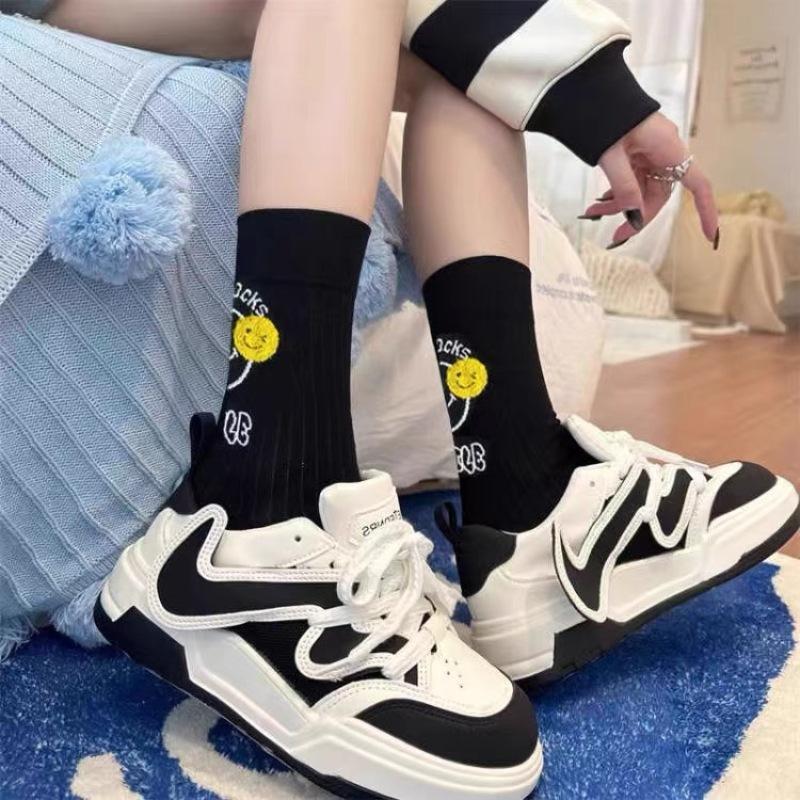 Dongdaemun Absatz Beflockte Gelbe Smiley Socken Herbst Schwarz-Weiß Alphabet Socken Reine Baumwolle Mittellange Socken