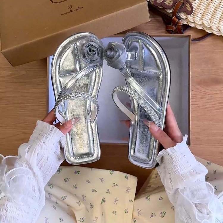 French flat-bottomed set of toe cool slippers for women's summer wear 2025 new soft bottom with skirt temperament celebrity beach slippers