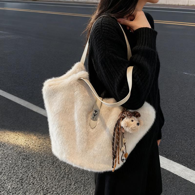 Winter New Fluffy Shoulder Bag Women Large Capacity Simple Texture Tote Bag Fashion Casual and Versatile Bucket Bag for Commute