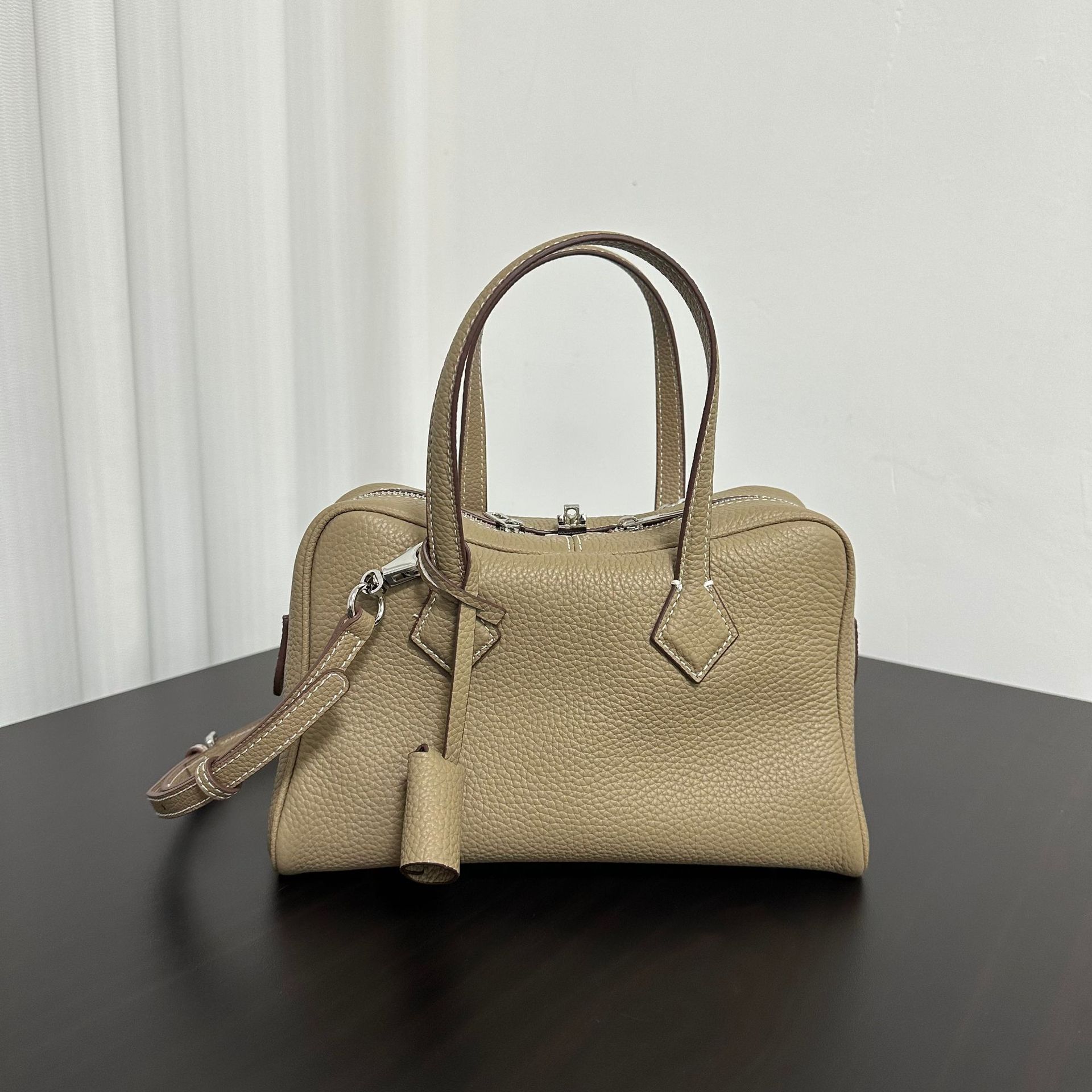 

Большая вместительная сумка для боулинга из натуральной кожи, женская сумка, модная и универсальная женская сумка, сумка через плечо 25x16x11cm светло-серый