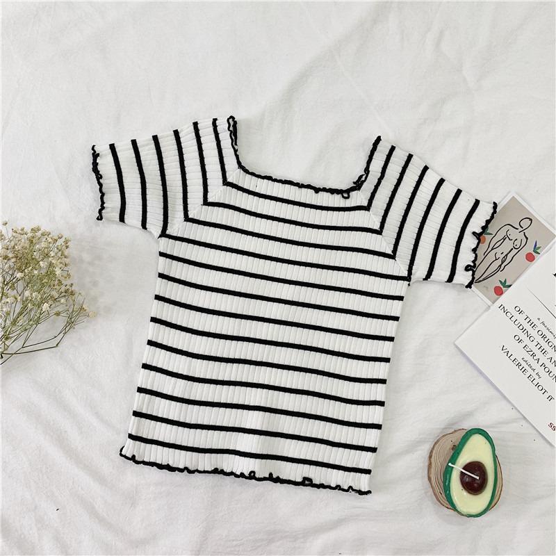 

Женская полосатая трикотажная футболка с короткими рукавами и оборками белый