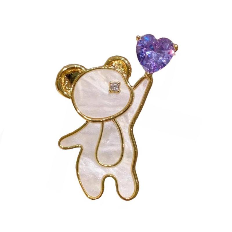 Cartoon Heart-shaped Little Bear Chest Piece with Sweet Charm. Mother-of-pearl Chest Decoration with Light and Luxurious, Niche Design Charm Brooch.