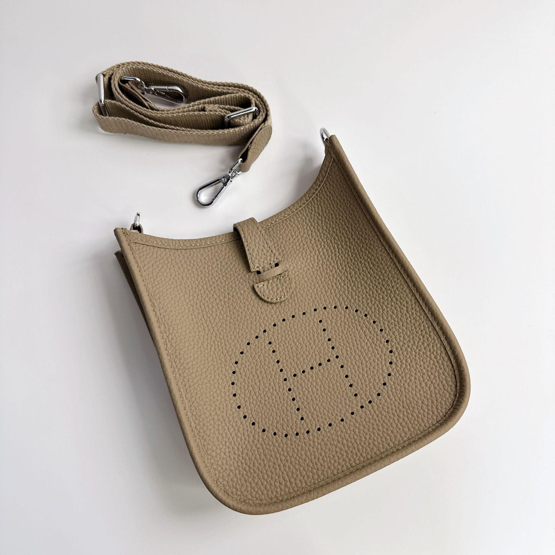 

Aomen Bao Женская сумка через плечо из натуральной кожи Высококлассная сумка-тоут из коровьей кожи с H-пряжкой, полая плетёная сумка с одним отделением 30x11x28cm светло-серый