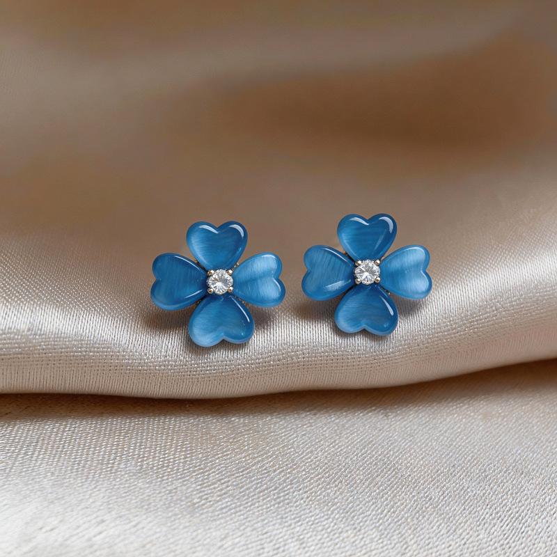 

Silver needle zircon hollow C-shaped earrings, personalized design sense, fashionable retro stud earrings, light luxury and high-end earrings.