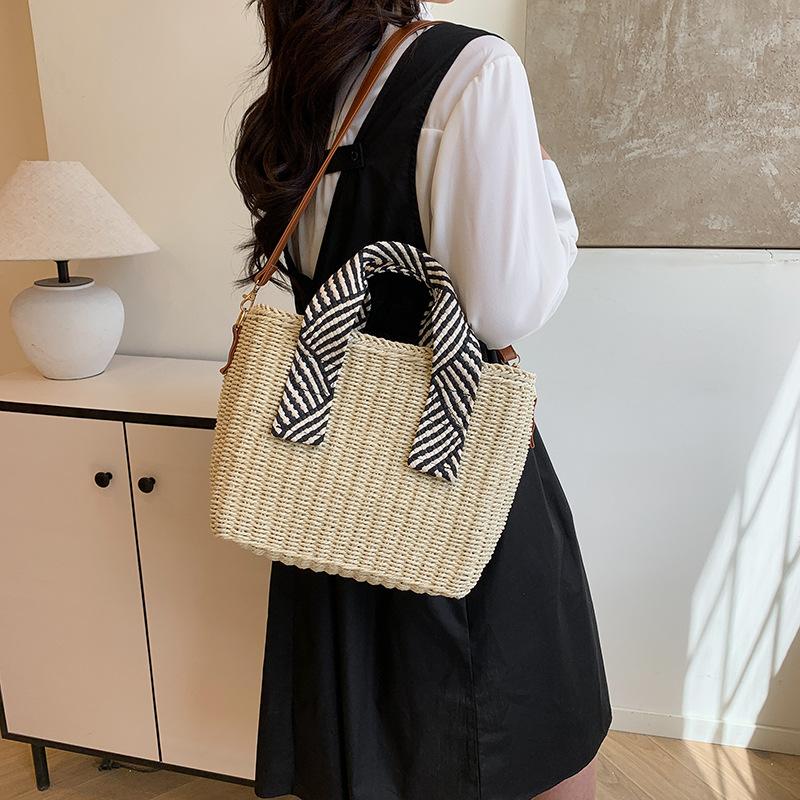 Holiday style casual beach straw bag women's summer new large-capacity seaside woven shoulder portable tote bag
