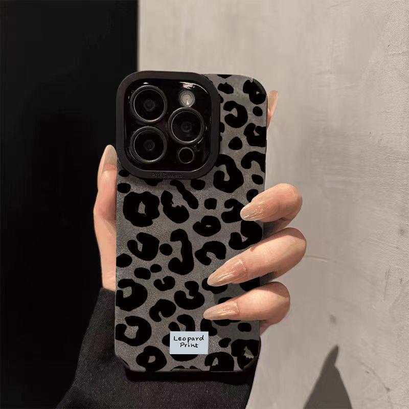 The new leopard print spots are suitable for Apple 17Pro's new 15 flip fur iPhon16promax anti-drop fine hole shell.