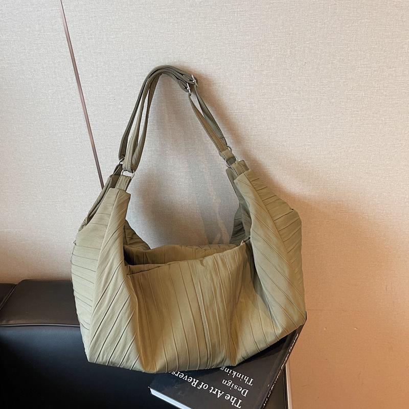 Dameveske i nylon med crossbody- og skulderstropp – Romslig reiseveske, avslappet hobo-veske, designstil, 2025-utgaven