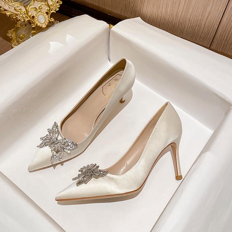 

Красные атласные туфли на высоком каблуке Женская свадебная обувь 2025 Заостренный носок Универсальный китайский стиль Свадебное платье Двустороннее ношение Французские горничные 34 бежевый