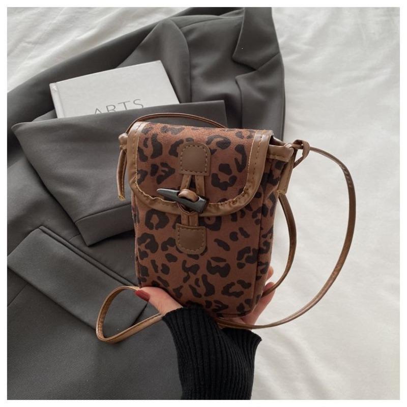 

Frosted leopard print personalized foreign style new fashion suede autumn retro messenger vertical mobile phone small square E темно-коричневого