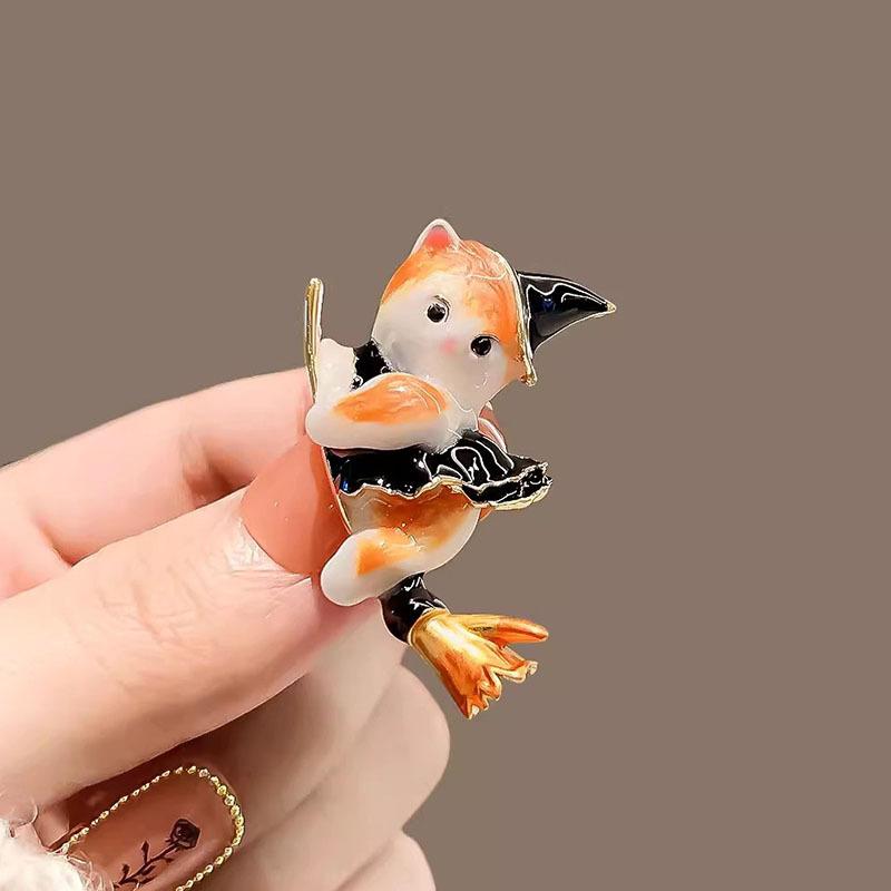Japanische süße magische Katzenbrosche für Männer und Frauen, Nische, High-End-Design, Sinn für Cartoon-Anstecker, Kleidung mit Zubehör