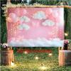 Un tissu de fond plat polyester 2D rose avec des motifs de papillon, de fleur, de nuage et de ballon, adapté aux fêtes
